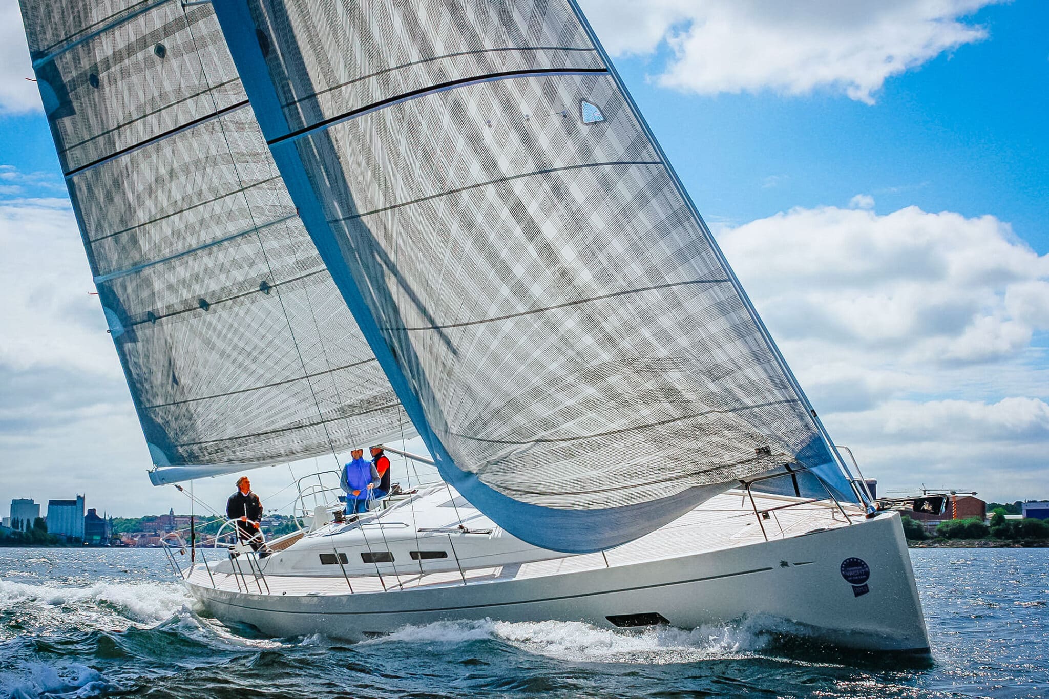 Cruising boat sailing with an X-Drive carbon mainsail and furling genoa